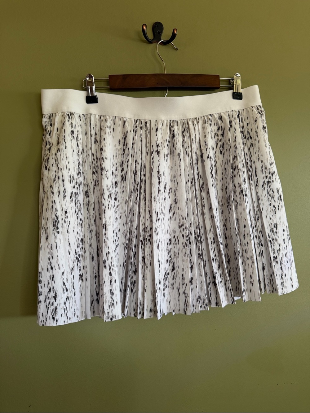 Pleated White and Black Speckled Golf Skirt - Women